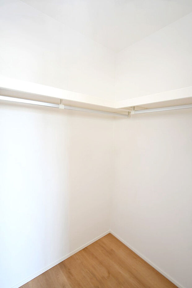 【ウォークインクローゼット】壁一面にハンガーパイプと上棚を設置。大容量収納力!春夏秋冬、季節ごとのお洋服を全てまとめてしまっておけるので、季節の変わり目にタンスの入れ替えを行う衣替えが不要になります♪
※施工事例です。