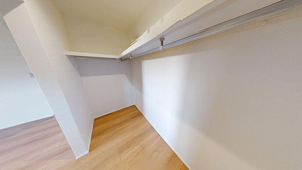【ウォークインクローゼット】全居室収納付き!たっぷり収納できます♪大切なお洋服もスッキリ収納できます。