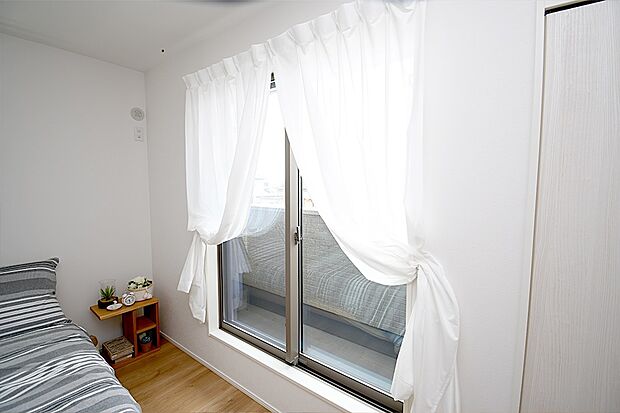 【主寝室】主寝室は広々していて安らげる空間に。大きな窓から光が差し込み、朝の目覚めも良さそう♪。※施工事例です。実物とは異なります。詳しくはお問い合わせください。