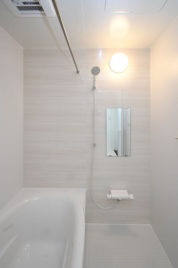 【浴室】1日の疲れをほぐす、とっておきのリラクゼーションタイムを楽しむバスルーム。 美しく、機能的なデザインを採用、清潔感あふれる心地よい空間づくりにこだわりました。 ※施工事例です。実物とは異なります。
