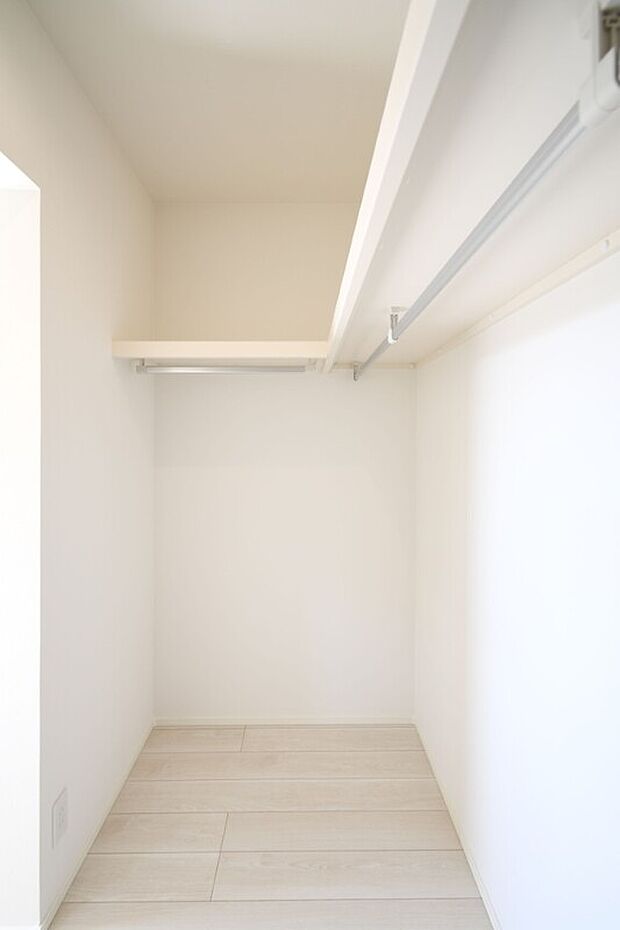 【ウォークインクローゼット】壁一面にハンガーパイプと上棚を設置。大容量収納力！春夏秋冬、季節ごとのお洋服を全てまとめてしまっておけるので、季節の変わり目にタンスの入れ替えを行う衣替えが不要になります♪　　※4号棟　