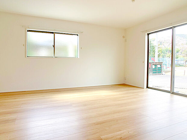 【リビング】家族が集まる明るいリビング！お子様のお勉強をダイニングで済ませるようにすると家事をしながらお子様の頑張りを見守れます♪ ※施工事例です。実物とは異なります。詳しくはお問い合わせください。