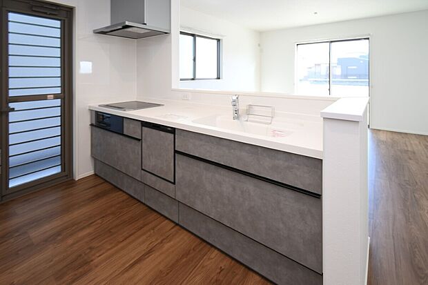 【キッチン】対面式キッチンは家事をしながら家族を見守り、コミュニケーションの取れる人気のスタイル。食洗器付きで洗い物の時間を削減でき、家事の負担を軽減してくれるキッチンです。※施工事例です。実物とは異なります。詳