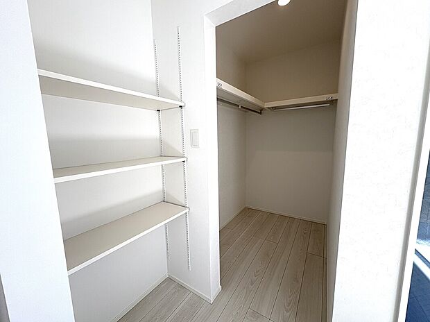 【ウォークインクローゼット】主寝室にはしっかり収納スペースを完備。衣替えもらくらく♪※施工事例です。