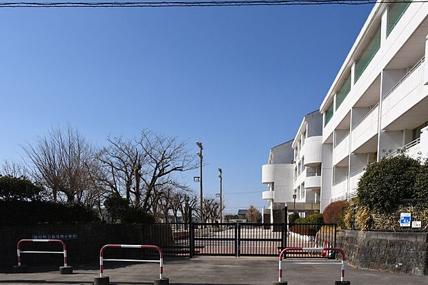 藍住西小学校（約1,100m）