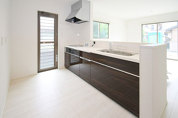 【キッチン】対面式キッチンは家事をしながら家族を見守り、コミュニケーションの取れる人気のスタイル。食洗器付きで洗い物の時間を削減でき、家事の負担を軽減してくれるキッチンです。 ※施工事例です。実物とは異なります。