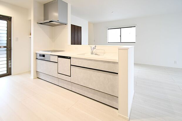 【キッチン】対面式キッチンは家事をしながら家族を見守り、コミュニケーションの取れる人気のスタイル。食洗器付きで洗い物の時間を削減でき、家事の負担を軽減してくれるキッチンです。※施工事例です。※10号棟