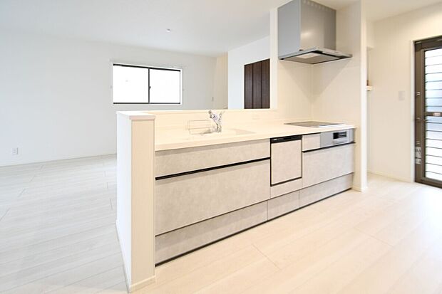 【キッチン】 対面式キッチンは家事をしながら家族を見守り、コミュニケーションの取れる人気のスタイル。食洗器付きで洗い物の時間を削減でき、家事の負担を軽減してくれるキッチンです。※施工事例です。実物とは異なります。