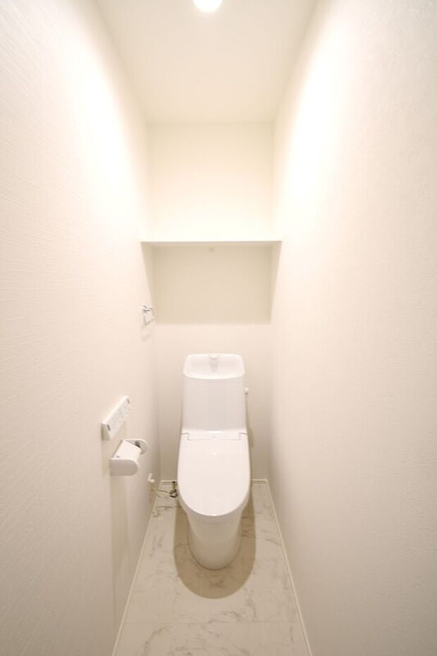 【節水・温水洗浄便座】 温水洗浄便座トイレ。新素材により、気になる便座もサッとひとふきでキレイになります。※施工事例です。実物とは異なります。詳しくはお問い合わせください。