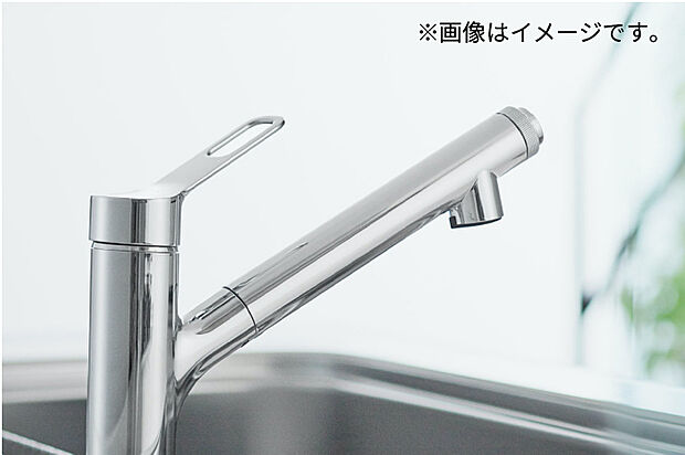 【浄水器内臓ハンドシャワー水栓】浄水器が内蔵された水栓。シャワーホースが伸びるのでシンク回りのお掃除も便利です。
※画像はイメージです。
