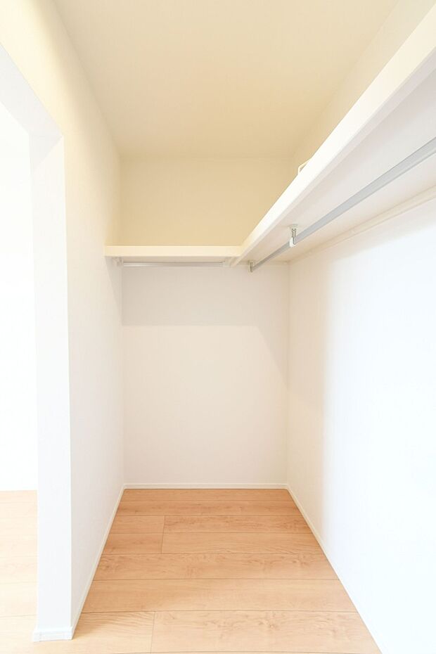 【収納】壁一面にハンガーパイプと上棚を設置。大容量収納力！ 春夏秋冬、季節ごとのお洋服を全てまとめてしまっておけるので、 季節の変わり目にタンスの入れ替えを行う衣替えが不要になります♪