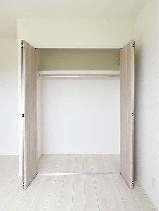 【収納】壁一面にハンガーパイプと上棚を設置。大容量収納力！春夏秋冬、季節ごとのお洋服を全てまとめてしまっておけるので、季節の変わり目にタンスの入れ替えを行う衣替えが不要になります♪　 ※施工事例です。 　　