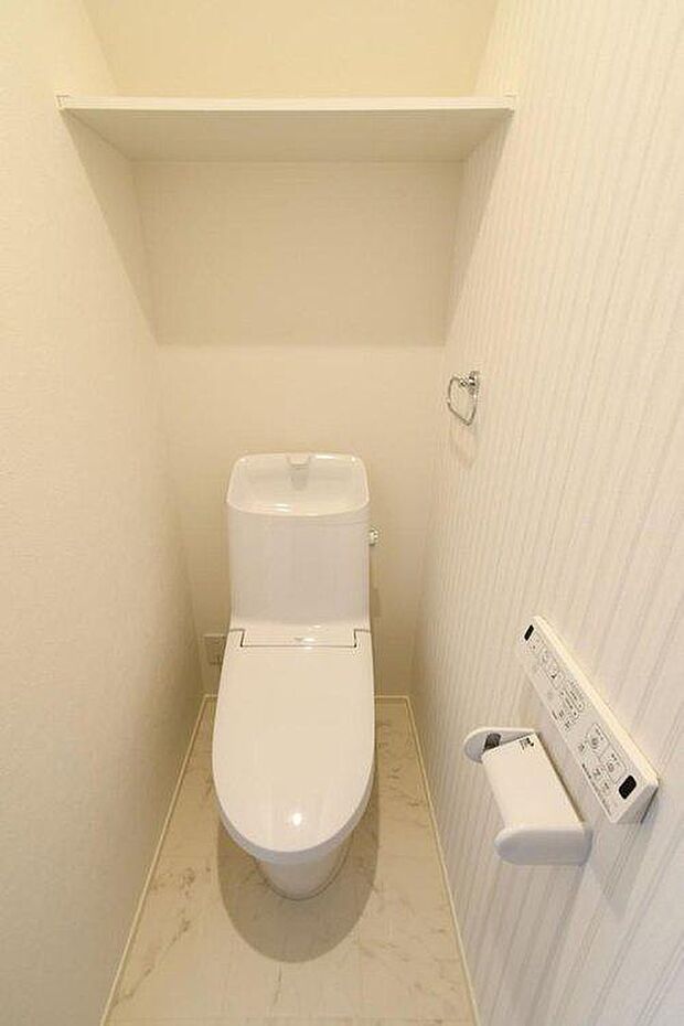 【トイレ】2階にもトイレを設置！新素材により、気になる便座もサッとひとふきでキレイになります。