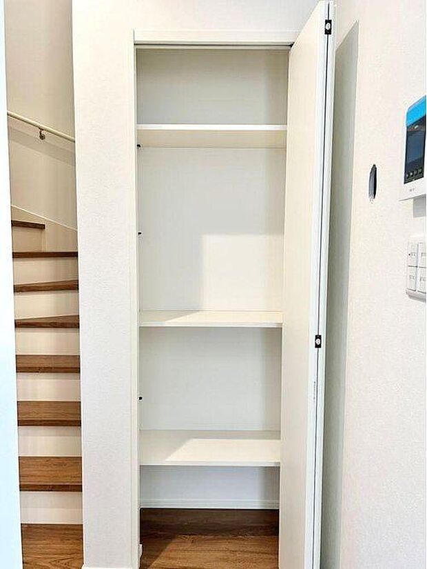 【収納】階段横に便利な収納スペース付き！日用品のストックにも◎　※画像はイメージです。