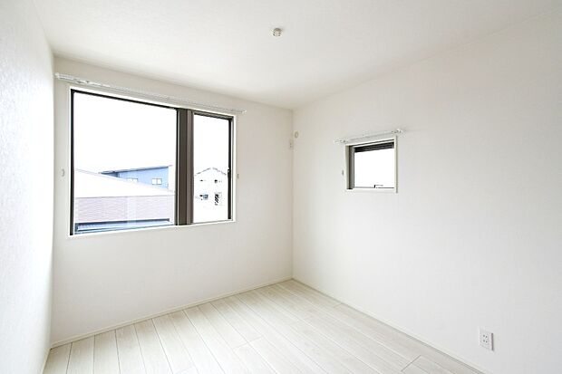 【洋室】2階は3室確保！子ども部屋もしっかり取れます。書斎にすることも出来、自分だけの空間を演出できます♪ ※施工事例です。
