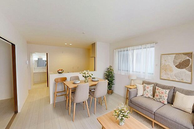 家族が集まるリビングは広々(5)15.1帖(6)15帖！キッチンからもリビングが見渡せるため、どこに居ても家族を感じ、会話もはずみますね。※CGにて家具を配置しています