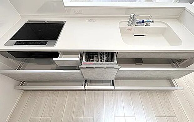 対面式キッチンは家事をしながら家族を見守り、コミュニケーションの取れる人気のスタイル。食洗器付きで洗い物の時間を削減でき、家事の負担を軽減してくれるキッチンです。※施工事例です。実物とは異なります。