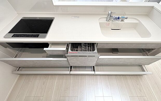 対面式キッチンは家事をしながら家族を見守り、コミュニケーションの取れる人気のスタイル。食洗器付きで洗い物の時間を削減でき、家事の負担を軽減してくれるキッチンです。※施工事例です。実物とは異なります。