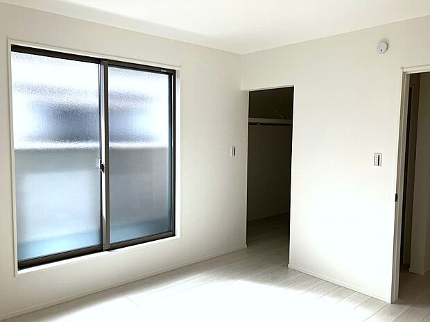 【主寝室】主寝室は広々していて安らげる空間に。バルコニーにすぐアクセスできるため、お洗濯物の片付けもらくらく♪