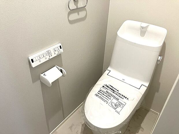 【トイレ】温水洗浄便座トイレ。新素材により、気になる便座もサッとひとふきでキレイになります。