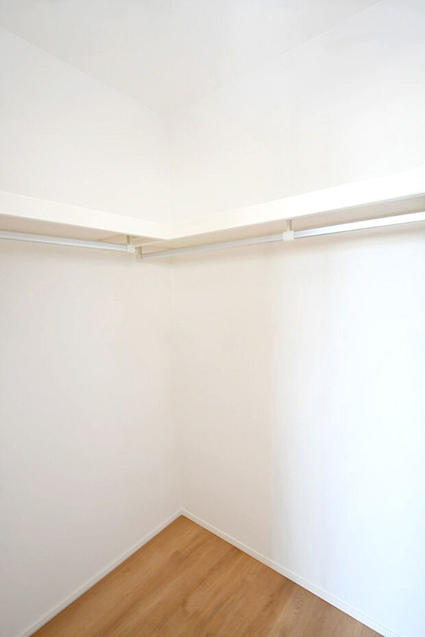 【ウォークインクローゼット】壁一面にハンガーパイプと上棚を設置。大容量収納力！春夏秋冬、季節ごとのお洋服を全てまとめてしまっておけるので、季節の変わり目にタンスの入れ替えを行う衣替えが不要になります。施工事例です。