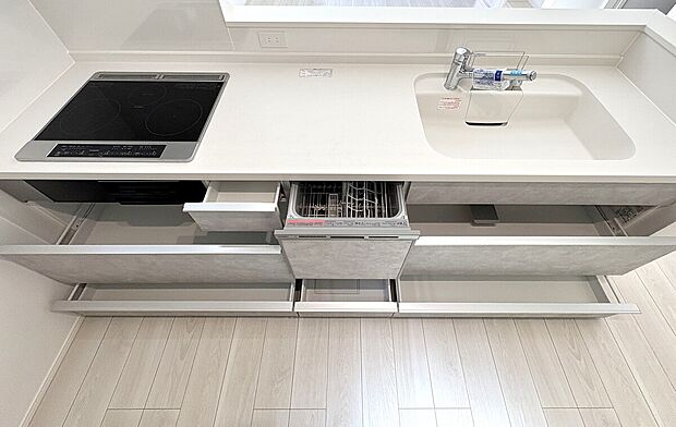 【キッチン】対面式キッチンは家事をしながら家族を見守り、コミュニケーションの取れる人気のスタイル。食洗器付きで洗い物の時間を削減でき、家事の負担を軽減してくれるキッチンです。※施工事例です。実物とは異なります。