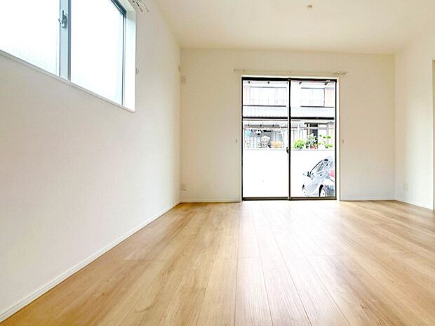 【LDK】家族が集まるリビングは広々(5)19.2帖(6)15.1帖！キッチンからもリビングが見渡せるため、どこに居ても家族を感じ、会話もはずみますね。※施工事例です。実物とは異なります。