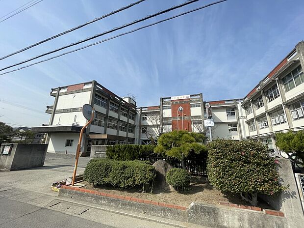 坂出市立東部中学校(約1,100m)