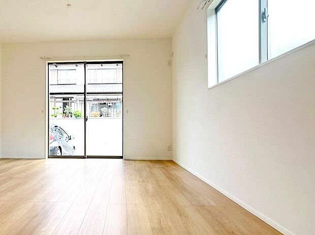 【LDK】家族が集まるリビングは広々19.2帖！キッチンからもリビングが見渡せるため、どこに居ても家族を感じ、会話もはずみますね。※施工事例です。実物とは異なります。