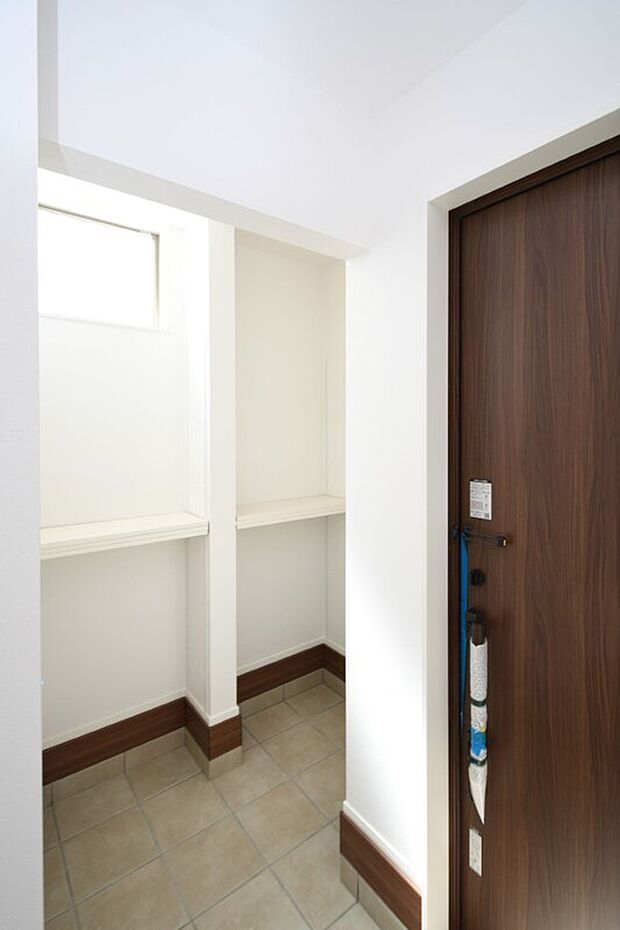 【シューズクローゼット】靴の収納はもちろん、ベビーカーやアウトドア用品など多目的収納スペースに利用できるシューズインクローク付き♪※施工事例です。実物とは異なります。