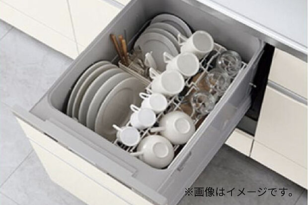 【食洗機】フライパンなどの大きな調理器具もしっかり入る食洗器。スペースを取らないので、キッチンを広くすっきりとお使いいただけます。毎日のめんどうな食後の洗い物から解放されゆとりの時間ができます。
