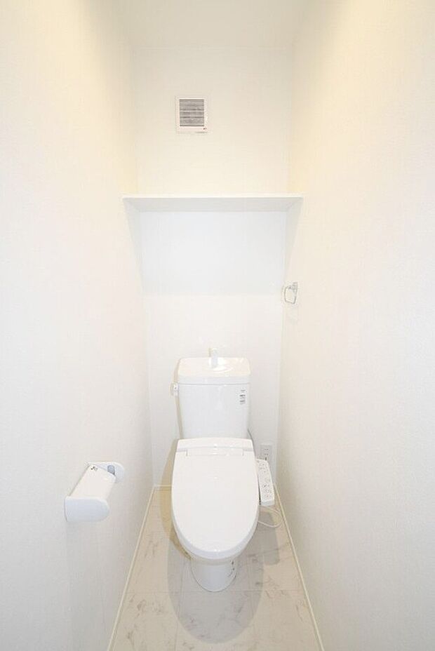 【トイレ】温水洗浄便座トイレ。新素材により、気になる便座もサッとひとふきでキレイになります。※施工事例です。実物とは異なります。
