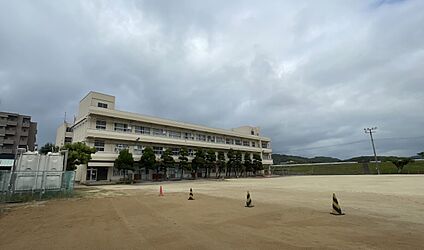 丸亀市立城東小学校 350m(徒歩5分)