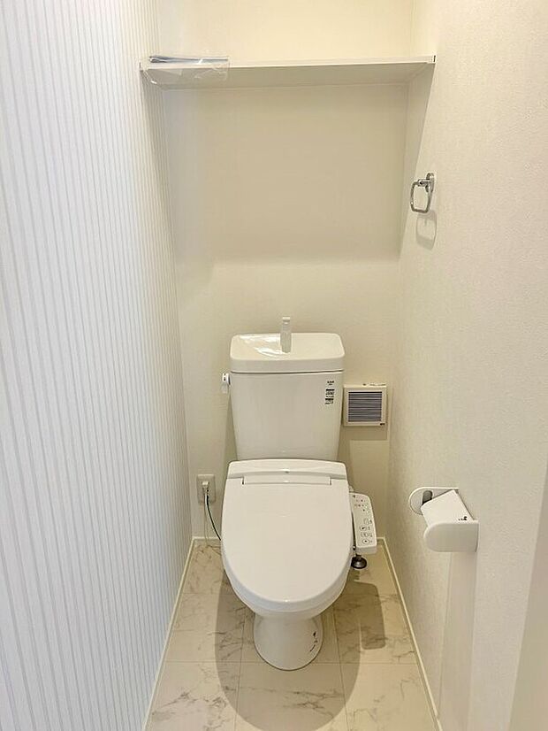 【トイレ】温水洗浄便座トイレ。新素材により、気になる便座もサッとひとふきでキレイになります。施工事例です。実物とは異なります。