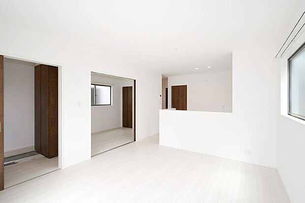 【LDK】家族が集まるリビングは広々15帖！キッチンからもリビングが見渡せるため、どこに居ても家族を感じ、会話もはずみますね。※施工事例です。実物とは異なります。