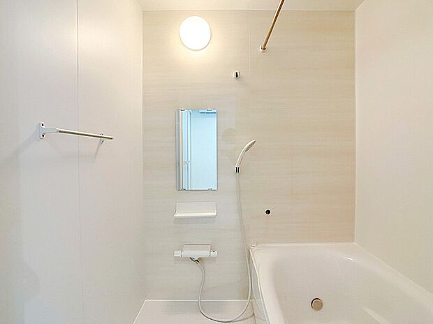 【浴室】1日の疲れをほぐす、とっておきのリラクゼーションタイムを楽しむバスルーム。
美しく、機能的なデザインを採用、清潔感あふれる心地よい空間づくりにこだわりました。※施工事例です。実物とは異なります。