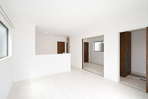 【LDK】家族が集まるリビングは広々15帖!キッチンからもリビングが見渡せるため、どこに居ても家族を感じ、会話もはずみますね。※施工事例です。実物とは異なります。