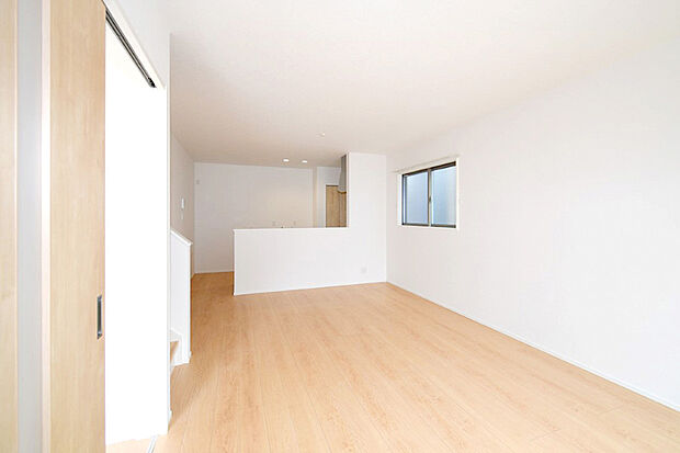 【LDK】家族が集まるリビングは広々16.7帖！キッチンからもリビングが見渡せるため、どこに居ても家族を感じ、会話もはずみますね。※施工事例です。実物とは異なります。