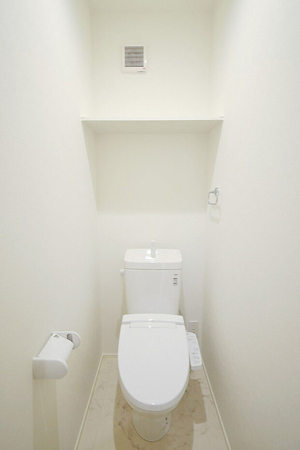 【トイレ】温水洗浄便座トイレ。新素材により、気になる便座もサッとひとふきでキレイになります。※施工事例です。実物とは異なります。