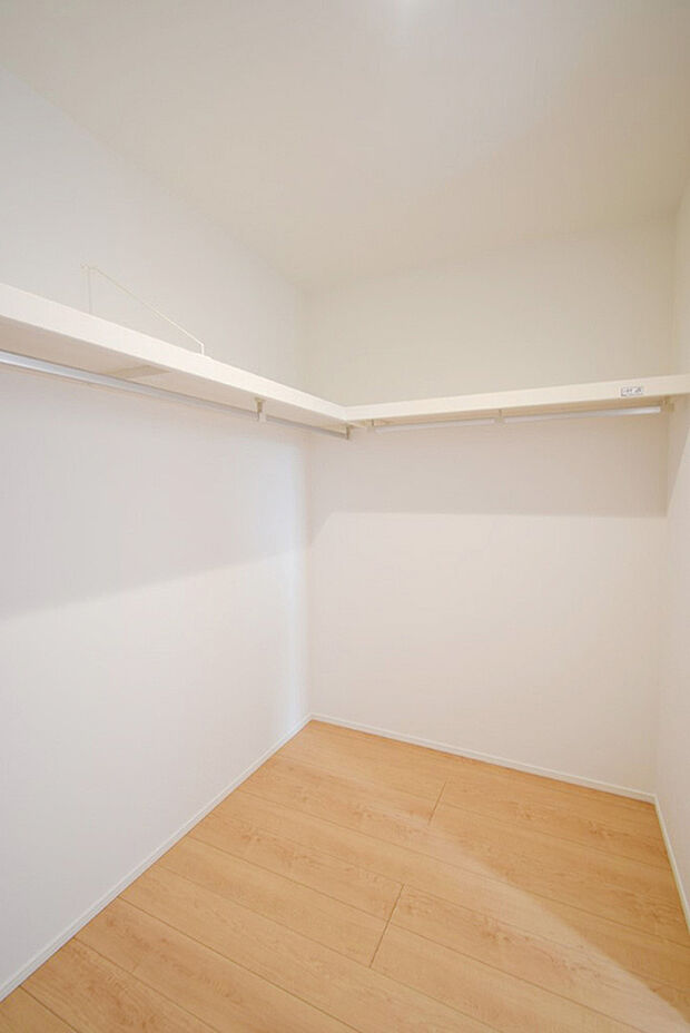 【ウォークインクローゼット】ウォークインクローゼットは壁一面にハンガーパイプと上棚を設置。大容量収納力!春夏秋冬、季節ごとのお洋服を全てまとめてしまっておけるので、季節の変わり目にタンスの入れ替えを行う衣替えが不要になります♪※