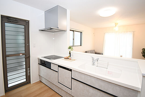 【キッチン】対面式キッチンは家事をしながら家族を見守り、コミュニケーションの取れる人気のスタイル。食洗器付きで洗い物の時間を削減でき、家事の負担を軽減してくれるキッチンです。施工事例です。実物とは異なります。