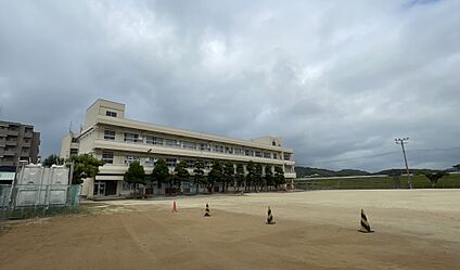 丸亀市立城東小学校 徒歩750m