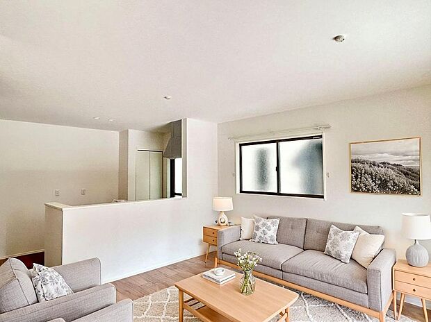 家族が集まるリビングは広々15.2帖!リビング階段は、家族の帰りなど確認できるのがうれしいポイント♪※CGにて家具を合成しています。