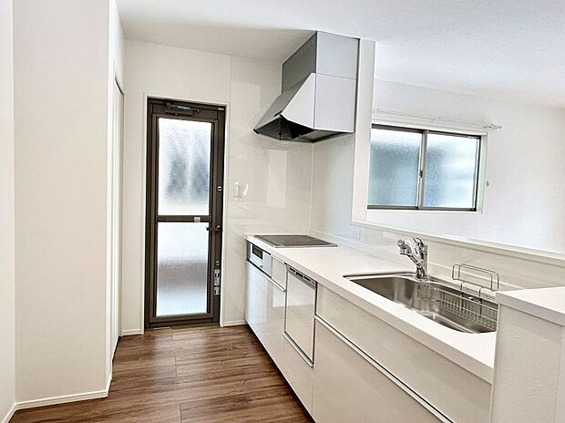 対面式キッチンは家事をしながら家族を見守り、コミュニケーションの取れる人気のスタイルです。IHクッキングヒーターなのでお手入れも簡単です。