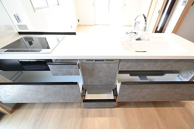 標準仕様にはない、ペニンシュラ型キッチンを採用。カウンタートップは傷が目立ちにくい人造大理石です。※施工事例です。実際とは異なります。