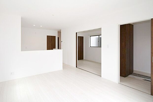 家族が集まるリビングは15帖！キッチンからもリビングが見渡せるため、どこに居ても家族を感じ、会話もはずみますね。※施工事例です。実際とは異なります。