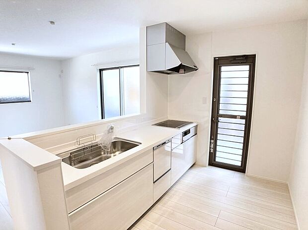 対面式キッチンは家事をしながら家族を見守り、コミュニケーションの取れる人気のスタイルです。食洗器付きで洗い物の時間を削減でき、家事の負担を軽減してくれるキッチンです。※施工事例です。実際とは異なります