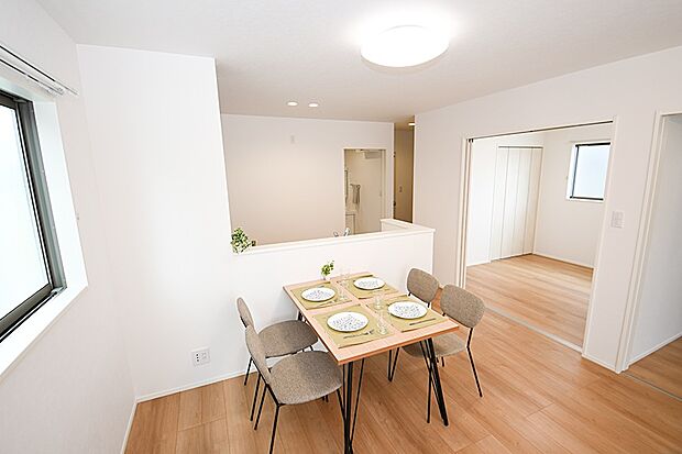 【14号棟】家族が集まるリビングは広々15.1帖!キッチンからもリビングが見渡せるため、どこに居ても家族を感じ、会話もはずみますね。※施工事例です。実際とは異なります。