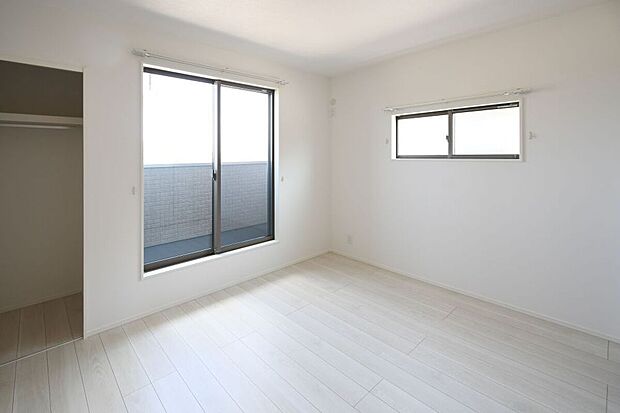 南向きの主寝室は広々していて安らげる空間に。大きな窓から光が差し込み、朝の目覚めも良さそう♪※施工事例です。実際とは異なります。