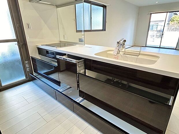 標準仕様にはない、ペニンシュラ型キッチンを採用。食洗機搭載、カウンタートップは傷が目立ちにくい人造大理石です。※施工事例です。実際とは異なります。